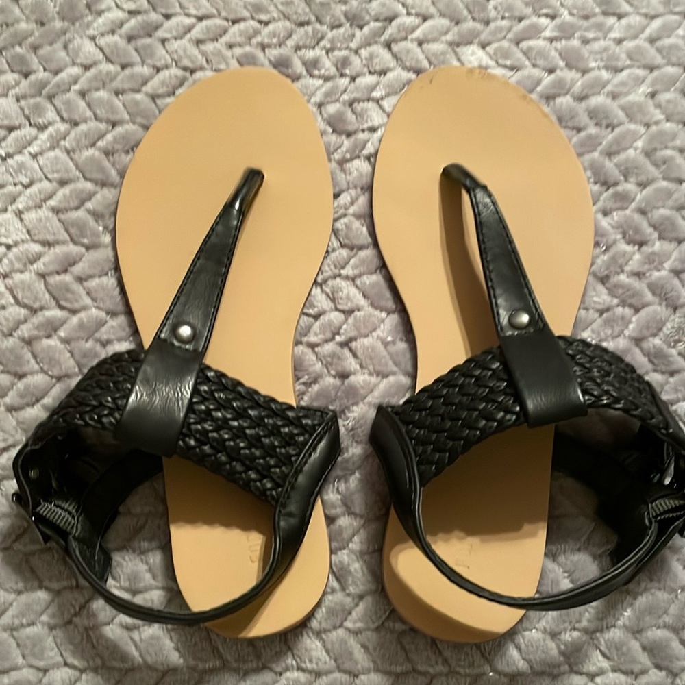 NWOT Forever 21 black leather flat sandals, Size 6